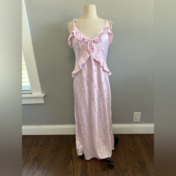 NWT Pink Ruffle Satin‎ Butterfly Embroidered Maxi Dress Size Medium - Picture 4 of 9